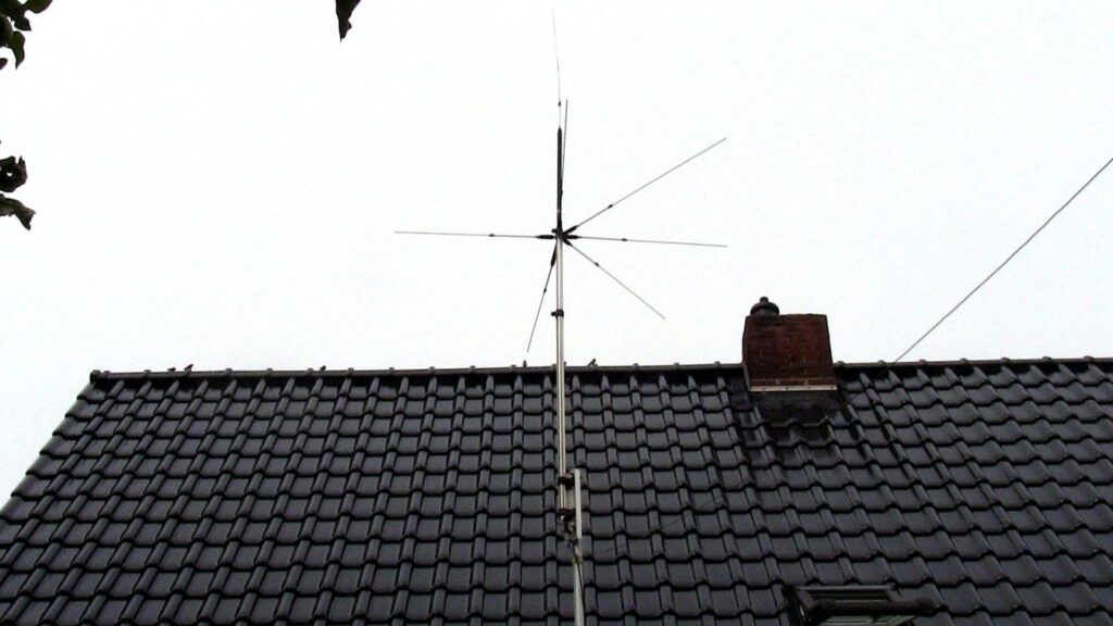 is my Sandpiper multi vertikal antenna from 6m to 80 - i have FD-4 also between two trees