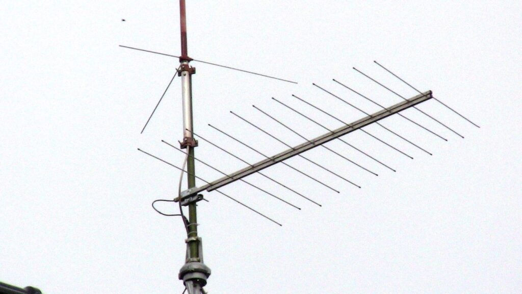 antenna on top of rotor is Diamond X-7000 for 145/430/1200MHz and a Logarithmic Periodic for 144/432MHz from AnJo antennaservice
